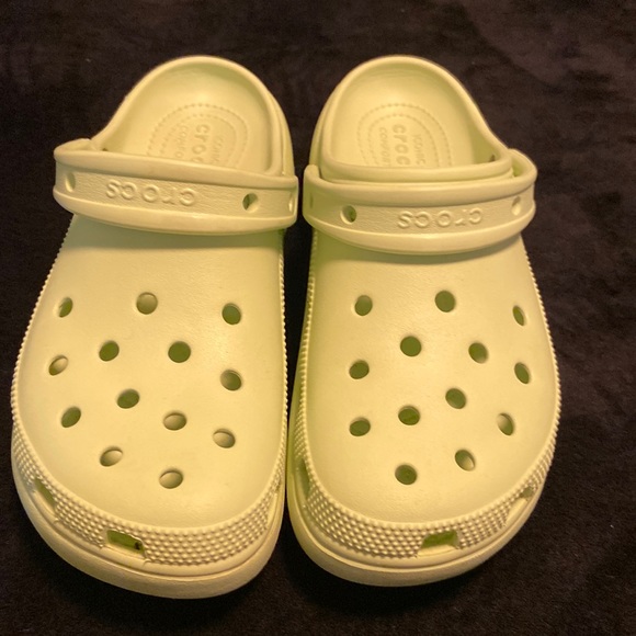 classic light green platform crocs, women’s size 9.5—men’s size 7.5 - Picture 3 of 5